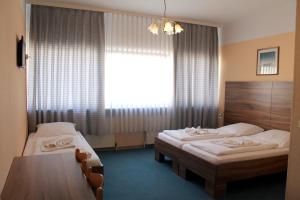 Postel nebo postele na pokoji v ubytování Alper Hotel am Potsdamer Platz