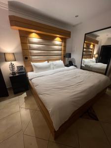 Cama ou camas em um quarto em Bneid Al Gar Penthouse Entire Apartment 3 Bedroom Family Only