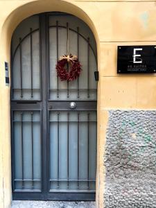 Una porta per un edificio con una corona di fiori di ES Suites a Napoli