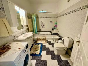 YimnónVilla Vaso的浴室配有盥洗盆、卫生间和浴缸。