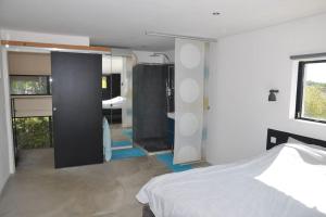 sypialnia z łóżkiem i łazienką w obiekcie Villa (Loft) à Villetelle, 20 mn des plages w mieście Villetelle +29 zdjęć