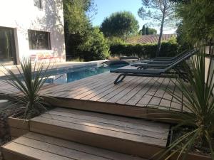 taras z leżakami przy basenie w obiekcie Villa (Loft) à Villetelle, 20 mn des plages w mieście Villetelle