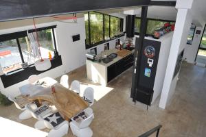 pokój ze stołem i krzesłami oraz kuchnią w obiekcie Villa (Loft) à Villetelle, 20 mn des plages w mieście Villetelle