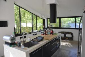 Kuchnia lub aneks kuchenny w obiekcie Villa (Loft) à Villetelle, 20 mn des plages