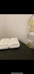 una toalla blanca sobre una mesa en Apartamente cu un dormitor en Timisoara