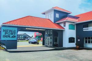 a new point inn sign in front of a building at Newport Inn By OYO - Hwy 101 in Newport