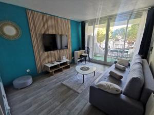 Televízia a/alebo spoločenská miestnosť v ubytovaní Le Grand Bleu, La Grande Motte, Plage