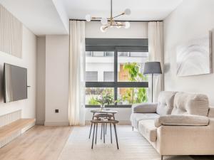 Posedenie v ubytovaní Modern with swimming pool- 2Bd 2Bth- Triana