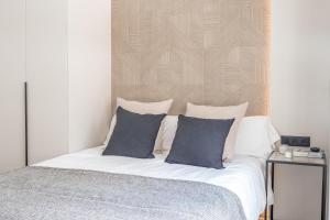Posteľ alebo postele v izbe v ubytovaní Modern with swimming pool- 2Bd 2Bth- Triana