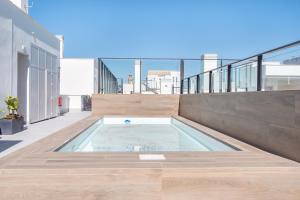Bazén v ubytovaní Modern with swimming pool- 2Bd 2Bth- Triana alebo v jeho blízkosti
