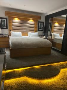 เตียงในห้องที่ Bneid Al Gar Penthouse Entire Apartment 3 Bedroom Family Only