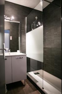 y baño con ducha, lavabo y bañera. en Le Clos des Bruyères, en Vallon-Pont-dʼArc