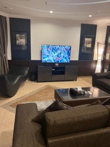 Televizorius ir (arba) pramogų centras apgyvendinimo įstaigoje Bneid Al Gar Penthouse Entire Apartment 3 Bedroom Family Only