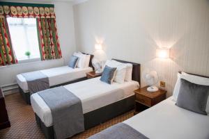 メードストンにあるHamlet Hotels Maidstoneのベッド2台と窓が備わるホテルルームです。