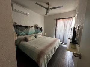 sypialnia z łóżkiem i telewizorem z płaskim ekranem w obiekcie Marineros Vallarta w mieście Puerto Vallarta