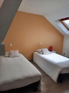 - une chambre avec 2 lits dans l'établissement Gite Des Alisiers, à Wattwiller