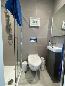 A bathroom at Artist's home with views over Bath