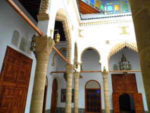 vistas al interior de una mezquita con puertas de madera en Riad Marco Andaluz en Salé