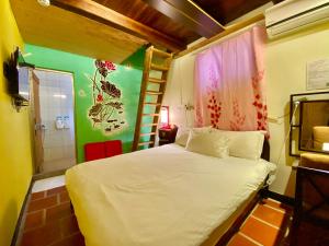 Postel nebo postele na pokoji v ubytování 彼岸古厝民宿-包棟優先--Biiann B&B