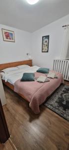 1 dormitorio con 2 almohadas en View Cozia, en Călimăneşti