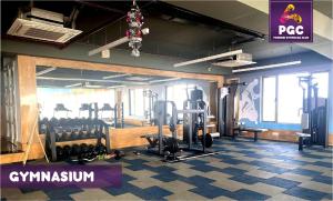 einen Fitnessraum mit Laufbändern und Gewichten in einem Zimmer in der Unterkunft Ponneri Gymkhana Club in Ponneri