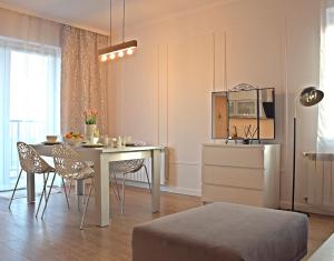 - une cuisine et une salle à manger avec une table et des chaises dans l'établissement HARMONY Apartment - Zator Energylandia, à Zator