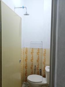 y baño pequeño con aseo y ducha. en GEA Syariah, en Bengkeng