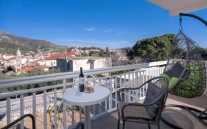 uma mesa e cadeiras numa varanda com vista em Guesthouse Novak em Hvar