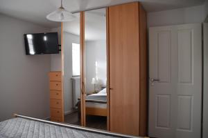 a mirror in a bedroom with a bed and a bed sqor at Ferienwohnung-Naurath in Naurath