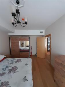 sypialnia z łóżkiem i lustrem w obiekcie Rezidans w Stambule
