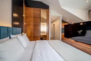 Ένα ή περισσότερα κρεβάτια σε δωμάτιο στο Enyana Luxury Suites