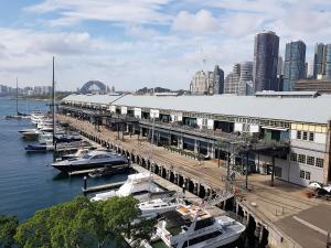 uma marina com barcos na água e uma cidade em Spacious & Cosy 2 Bedroom Apartment in Darling Harbour em Sydney