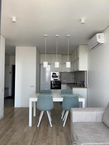 uma cozinha e sala de estar com mesa e cadeiras em VIP Apartmens Avalon em Lviv