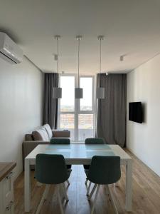 uma sala de jantar com uma mesa branca e cadeiras em VIP Apartmens Avalon em Lviv