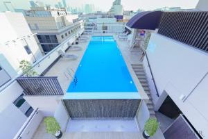 een uitzicht over een zwembad op het dak van een gebouw bij Azur Regency Hotel Apartments in Dubai