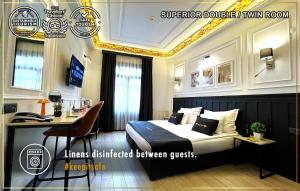 Cette chambre comprend un lit et un bureau. dans l'établissement Angel's Home Hotel - Angel Group Hotels, à Istanbul