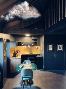 cocina con mesa y silla azul en Apparenthèse Love Room Jacuzzi Sauna, en Poitiers