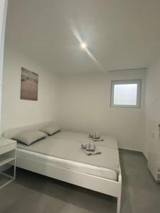 Habitación blanca con cama y lavamanos en Apartment Bella Vista Lugano, en Bissone
