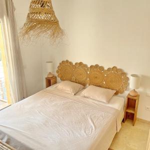 een bed met een houten hoofdeinde in een slaapkamer bij Jardines de Montemar IV in Benissa +24 foto's