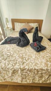 2 asciugamani su un letto in una camera da letto di Serenity Chic Apartment City Center with FREE Wifi BY NAMASTE ELITE a Torremolinos