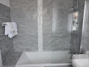 Koupelna v ubytování Hotel Uhainak + 37 fotografií