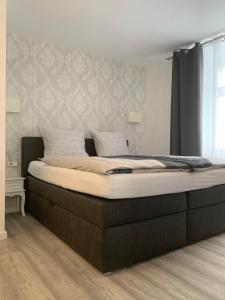 Una cama o camas en una habitación de Hotel-Pension Adler Untertürkheim