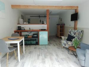 sala de estar con mesa y cocina en Strandhuisje DAAN dicht bij zee en strand, en Callantsoog