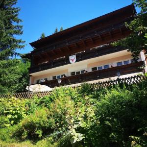 un edificio con un cartel en el costado en The Lodge at Bad Gastein, en Bad Gastein