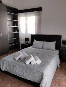um quarto com uma cama grande e toalhas em Michael Angelo Villa em Pafos