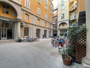 米蘭的住宿－LM Tortona House，停在建筑物旁边的一群自行车