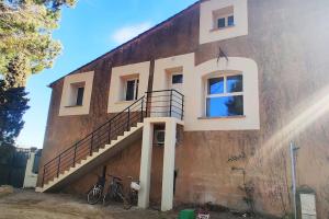 un bâtiment avec deux vélos garés à l'extérieur dans l'établissement Au cœur de la Nature, à Coursan