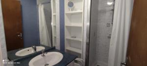 un baño con lavabo y ducha en Gîte de la Batelière, en La Malène