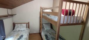 Un dormitorio con dos literas y una cama. en Gîte de la Batelière, en La Malène