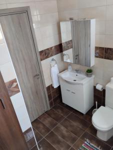 uma casa de banho com um WC e um lavatório em Michael Angelo Villa em Pafos